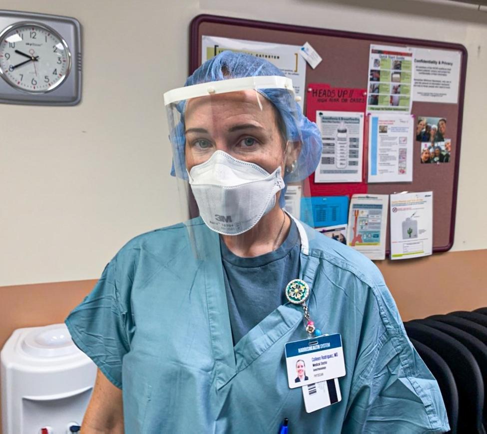 医学博士Colleen Rodriguez的照片，穿着新的面罩，在Harris Health Lyndon B. Johnson（LBJ）医院为患者服务时使用。（图片来源：乔治·威廉姆斯，医学博士）